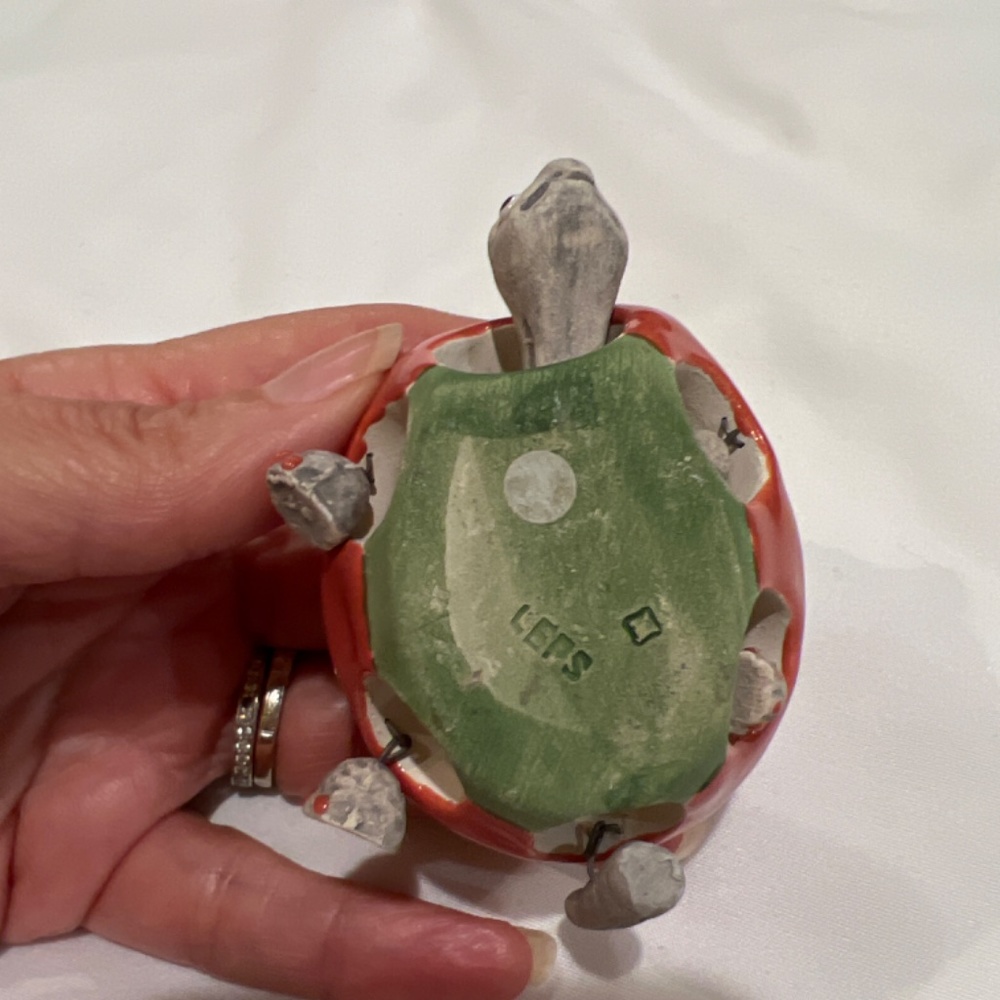 Ceramic Coral with Green Daisies Wiggling Turtle - Picture 4 of 7